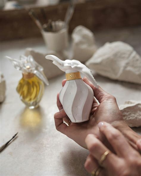 Love Fills L Air Du Temps